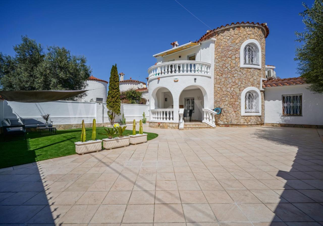 Villa Et Studio Avec Piscine - Wehostyou Empuriabrava Exterior photo